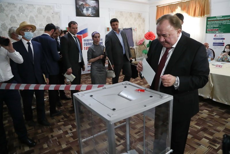 Махмуд-Али Калиматов голосует по поправкам в Коституцию