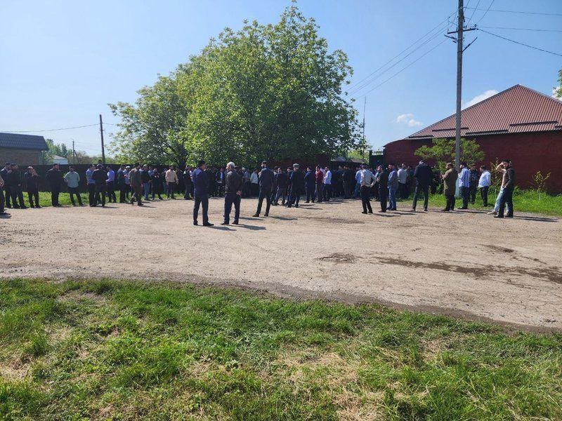Тысячи жителей Ингушетии съезжаются на похороны четырехлетней Самиры