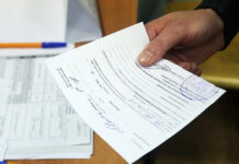 Правозащитники назвали выдачу повесток вместе с дипломами «отработанной схемой»