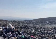 Мусор со свалки в Малгобеке засоряет близлежащие фермерские поля
