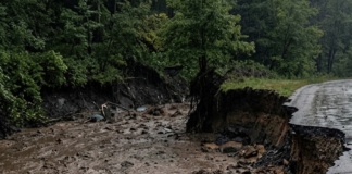 В Ингушетии потоки воды смыли часть дороги к башенному комплексу Вовнушки, в Сунже уровень реки достиг критической отметки