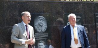 «Как много коммунисты дали Кавказу»: в Ингушетии открыли мемориальную доску в честь 140-летия Орджоникидзе